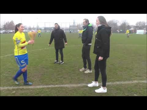 Belgian Red Flame Tine De Caigny geeft de aftrap van de derby KSK Beveren   FC Bosdam Beveren op 02