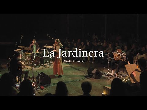 Dos Más Uno ft. Maggie Cullen - La Jardinera (En Vivo en el Teatro Xirgu)