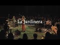 Dos Más Uno ft. Maggie Cullen - La Jardinera (En Vivo en el Teatro Xirgu)