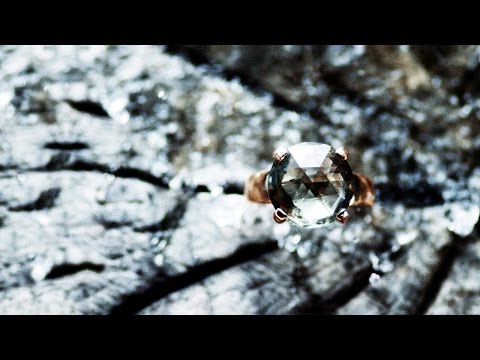 Einzigartige Schmuckstücke voller Persönlichkeit – bei RENÉSIM entwerfen wir für Sie individuelle Schmuck-Kreationen aus besonderen Materialien in höchster Qualität.