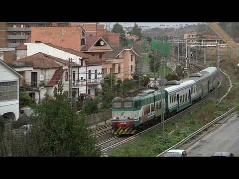 E.656.586 con carrozze riparande a Monterotondo - E.656.586 with coaches to repair in Monterotondo