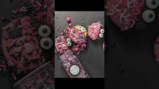 Love Bugs!!Sprinks @sweetapolita ....#valentinecookies #lovebugs #oreocookie