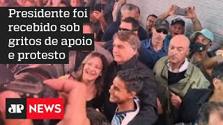 Bolsonaro cumprimenta apoiadores nas ruas de Brasília