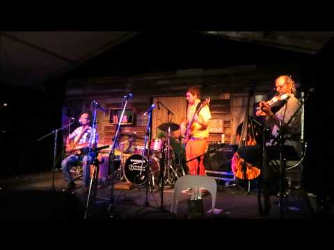 Rizal & Rasendriya ft. Andrew Clermont @bill's bar Woodford Folk Festival 2013/14