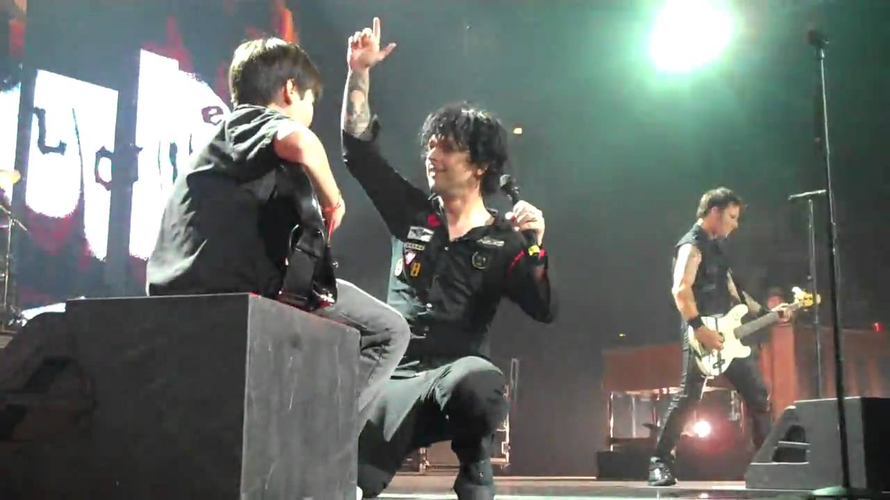 Jesus of Suburbia - Green Day Chicago 7/13/09 Kid Plays Guitar! - YouTube