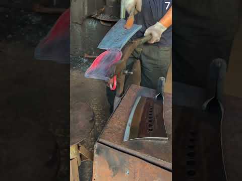 Mekanis pekerja cerdas menempa besi menggunakan alat sederhana #shorts