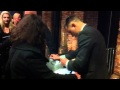 Theo Hutchcraft gibt Autogramm 