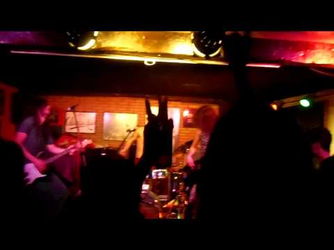 download lagu mp3 mp4 La Puta De Oros, download lagu La Puta De Oros gratis, unduh video klip La Puta De Oros