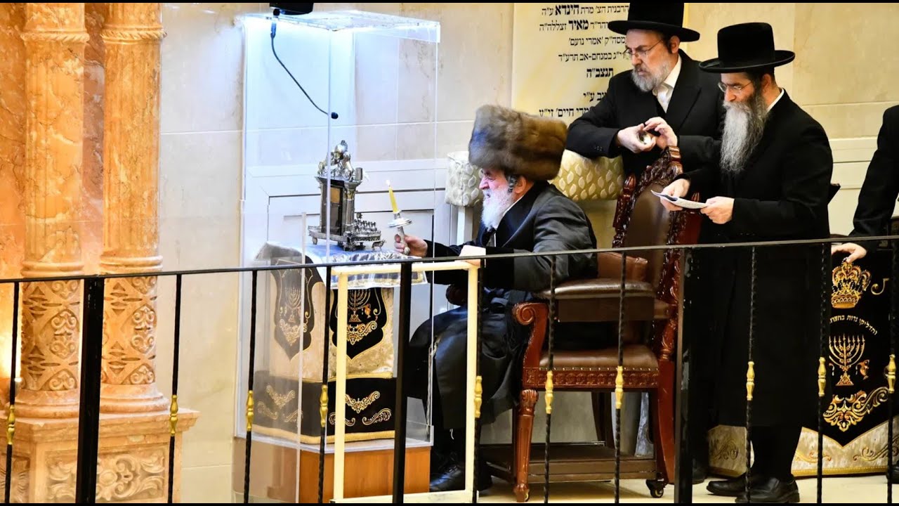 הדלקת נר ראשון דחנוכה של האדמו"ר מויז'ניץ - תשפ"ו | Viznitzer Rebbe First Night Chanukah - 2025