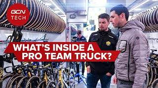 Il camion dei meccanici della Visma Lease A Bike Pro Cycling Team al Giro d'Italia 2024