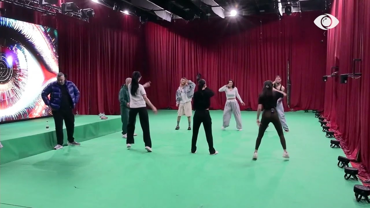 Grupi i Gretës vijon provat në 'Arena', Selin i shikon pas derës koreografinë e krijuar