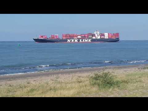 Groot container schip verlaten hoek van holland Nederland.