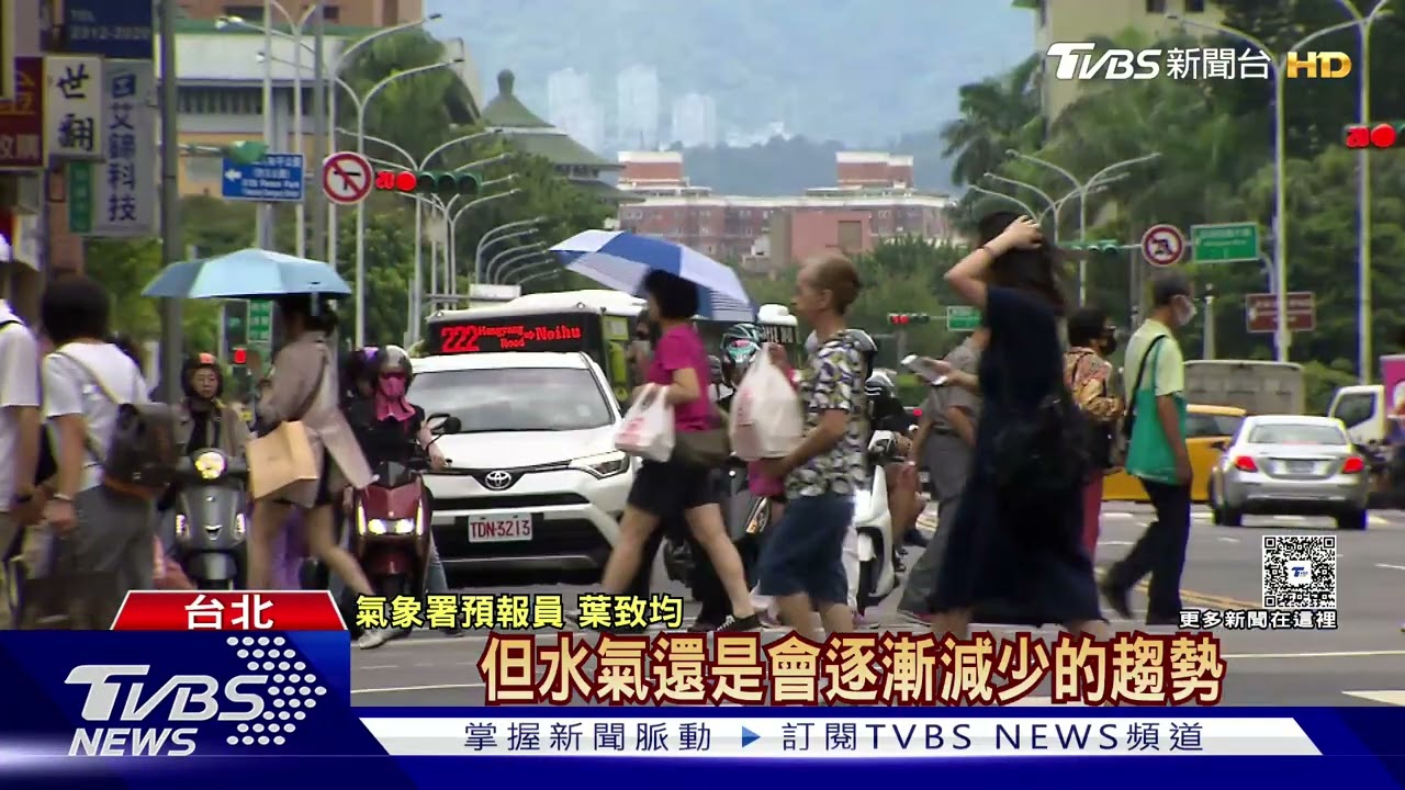 影音/暴雨襲雙北多處淹水!美式賣場停車場積水 騎車如渡河