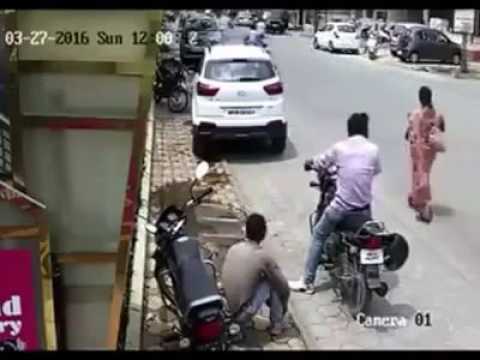 LIVE VIDEO of theif stealing  Bike from crowded market