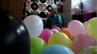 preview picture of video 'Filling a room with balloons.'
