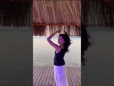 Gecesiyle gündüzüyle kendine has stili ile Rojbin Erden güzelliği bırakıyoruz