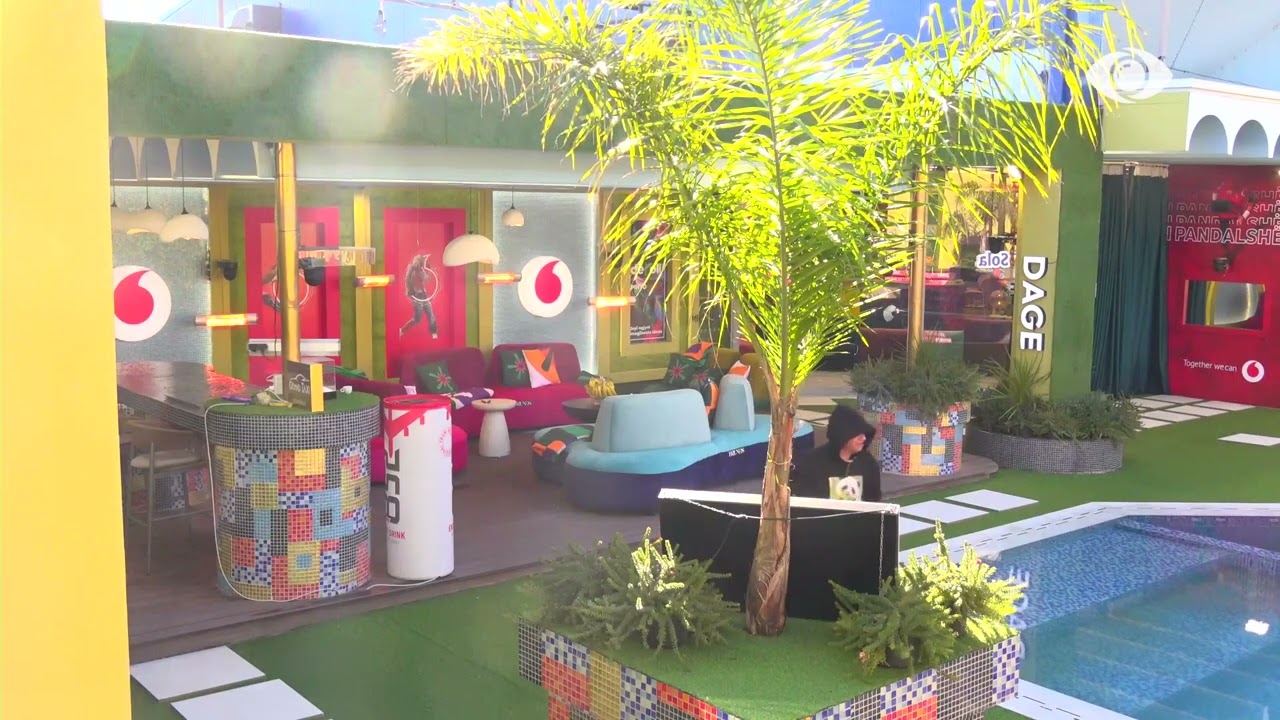 Elvisi zgjohet i pari, shijon diellin pranë pishinës