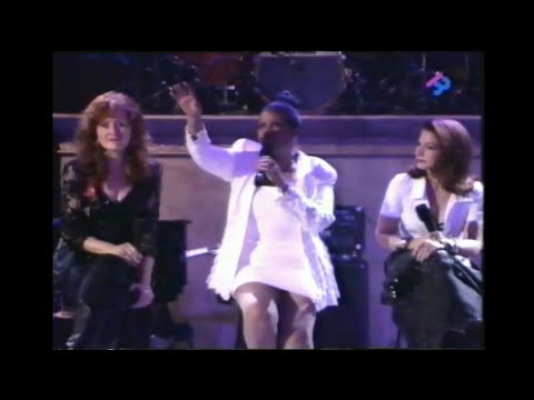 Aretha Franklin, Bonnie Raitt & Gloria Estefan - (You Make Me Feel Like) A Natural Woman 1993