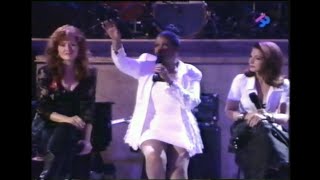 Aretha Franklin, Bonnie Raitt &amp; Gloria Estefan - (You Make Me Feel Like) A Natural Woman 1993