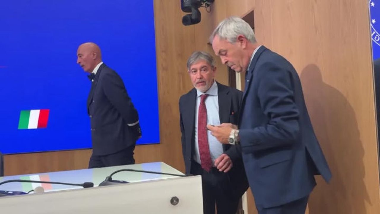 Salvini scherza in conferenza stampa: "Manca una cadrega", Giorgetti: Allora io vado...