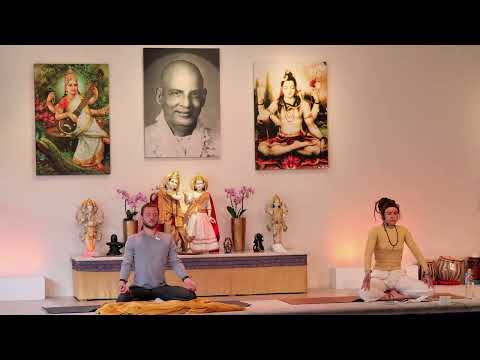 Yogastunde Mittelstufe "Variationen" mit Jula - Yoga Vidya Live,  12.04.2022, 09:15 Uhr