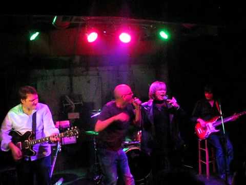 Darkwood Dub feat. Bisera Veletanlic - Nesto sasvim izvesno (Gun Club Decembar 2011).flv
