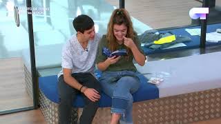 Alfred le regala los discos de Txarango a Amaia | OT 2017