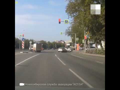Новосибирск: ДТП с переворотом на Немировича-Данченко