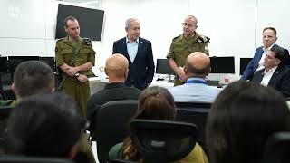 ראש הממשלה נתניהו בבסיס אגף המודיעין: "החיילים פה נותנים לנו את המודיעין שמנצח מלחמות" (עדכוני משרד ראש הממשלה) - התמונה מוצגת ישירות מתוך אתר האינטרנט יוטיוב. זכויות היוצרים בתמונה שייכות ליוצרה. קישור קרדיט למקור התוכן נמצא בתוך דף הסרטון