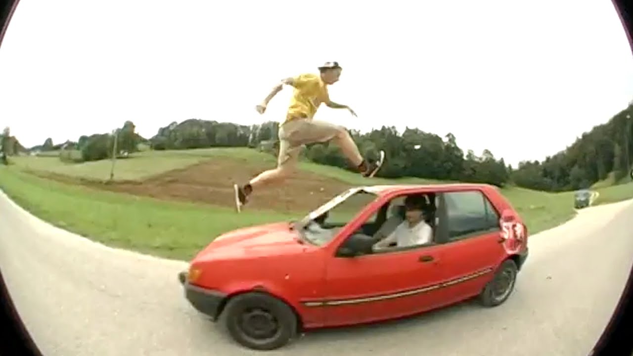 Ali Jusovic: Hippie Jump sobre un coche en marcha