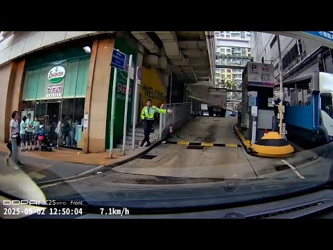 車CAM直擊 - 一連幾部車無留意不准右轉牌 阿蛇好好生意 😂