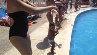 Bailando en la piscina