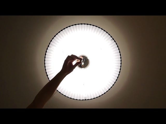 ثريا علاقية متعددة الاشكال باللون الرمادي