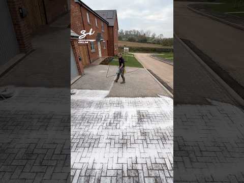Pressure Washing A Driveway! 💦 #washing #cleaning #driveways
