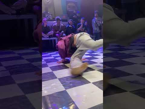 Bgirl Violetta vs Bboy Nakato -  top 8 10 anos street roots