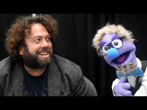 That Time Dan Fogler, Jacob Kowalski from Fantastic Beasts, Talked to a Puppet at LA Comic Con 2021