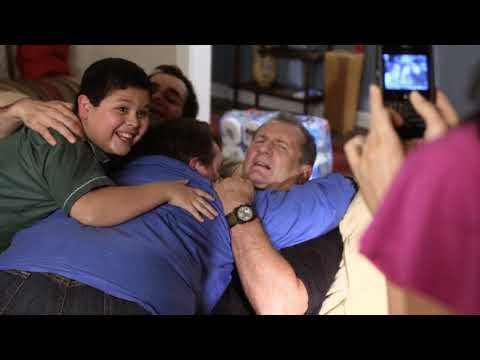 Modern Family 1x03 - Jay apologizes to Phil after hitting him with a plane
