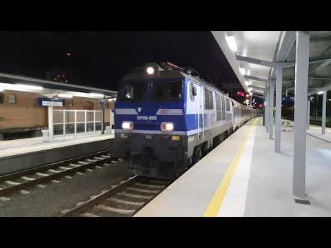 EP09-005 + IC MALCZEWSKI z Kołobrzegu do Przemyśla Gł., wjeżdża na stację Rzeszów Główny 20.10.2020