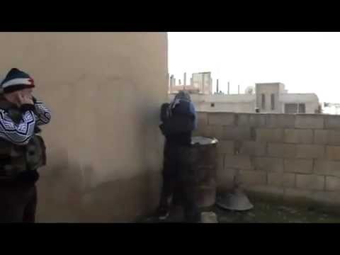 الملازم أول ابراهيم أيوب قائد كتيبة الحمزة يقوم ضرب حاجز تلو في الرستن في ريف حمص