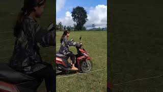 Download lagu cewek ABG belajar motor dengan cara zig-zag supaya lebih cepat menguasai gas rem dan stang mp3