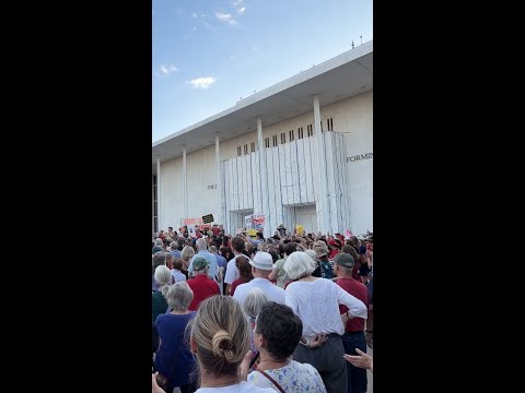Hundreds gather to protest Kennedy Center closure