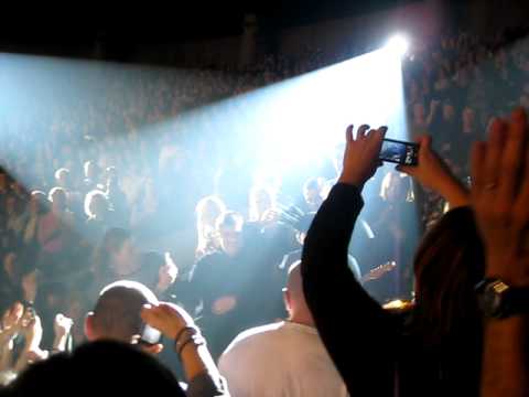 Concert de M , M passe devant nous dans les gradins ^^