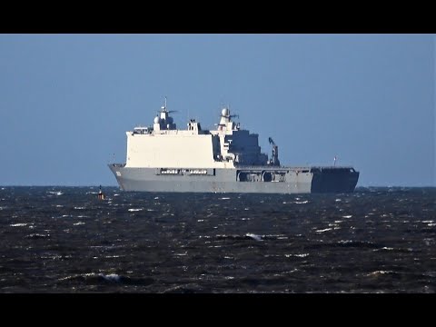 HNLMS JOHAN DE WITT  (L801) voor de Scheveningsekust. 21-4-2021