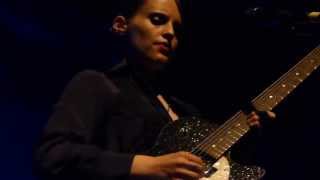 Anna Calvi - Carry me over - LIVE PARIS 2013