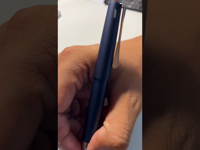 Vídeo relacionado con Lamy studio imperialblue pluma- cuerpo metálico elegante - clip helicoidal, plumín de acero en EF - cartucho de tinta T 10 blue incl.
