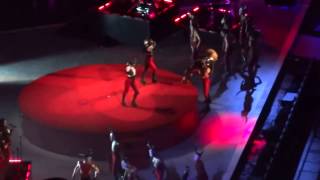 Living for love  Live Brit Award 2015 (Outro Ângulo)