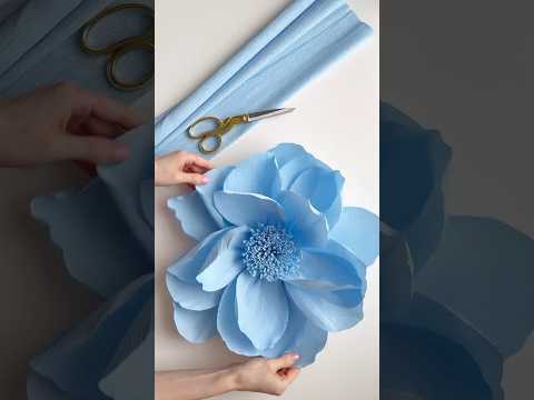 Step-by-step tutorial how to make Giant Paper Flowers