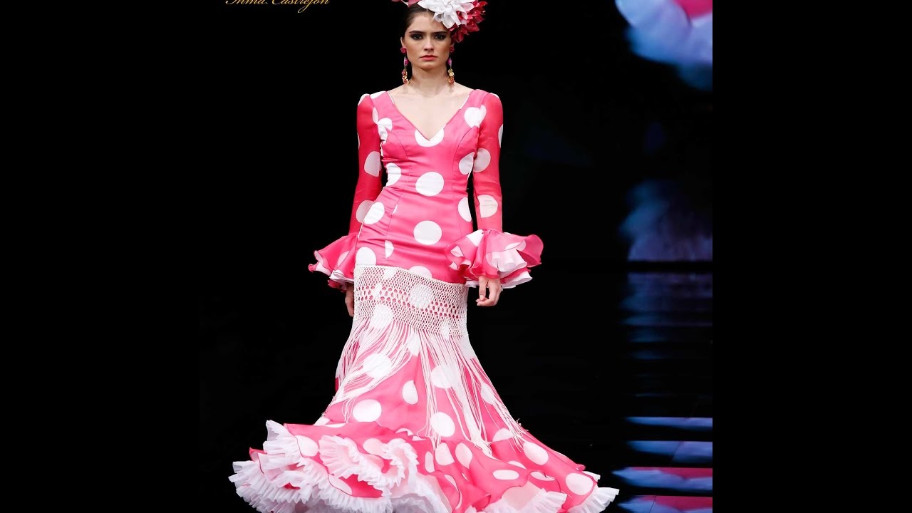 Traje de Flamenca Sevilla rosa fucsia lunares y flecos SIMOF Moda Flamenca Inma Castrejon
