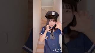 【TikTok】最初に盛大に胸チラする笑顔の可愛い女の子