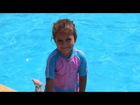 النهار مبلول بالمي و متعه اللعب معنا هلا وقت الصيف و البحر بامان مع فريق Small but Mighty